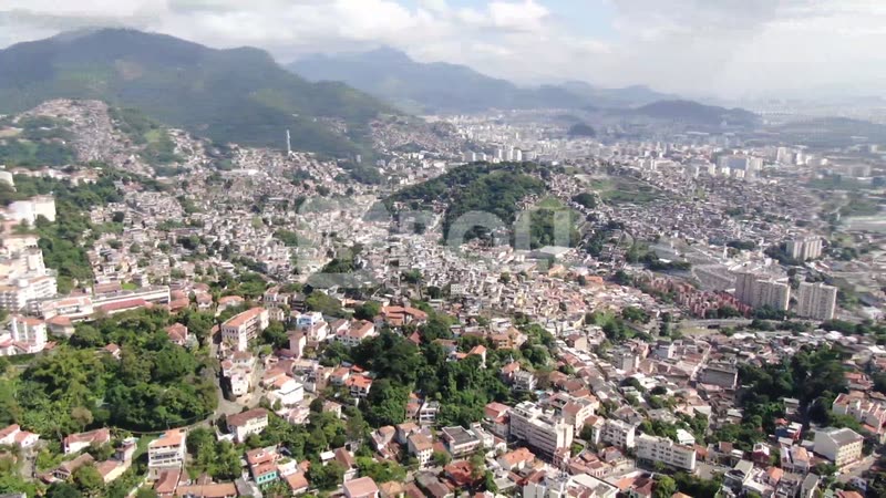 Casario de Santa Teresa entre morros cobertos de mata, no Rio de Janeiro, visto do alto